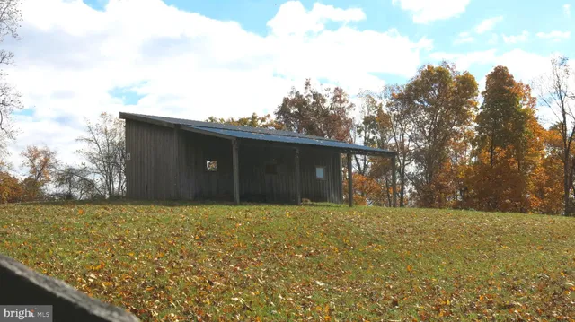a view of a yard in a yard