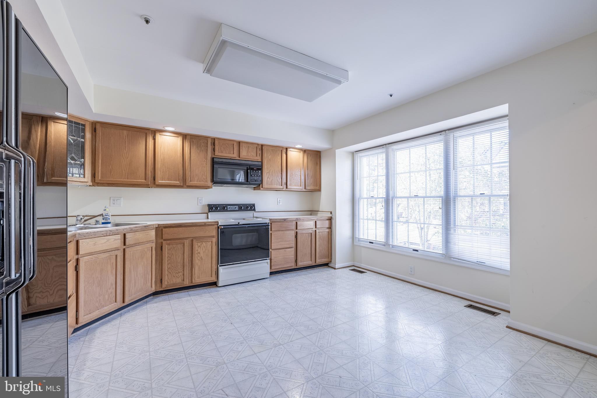 12107 Apache Tears Circle Laurel, MD 20708 - Photo 18 of 33 kitchen