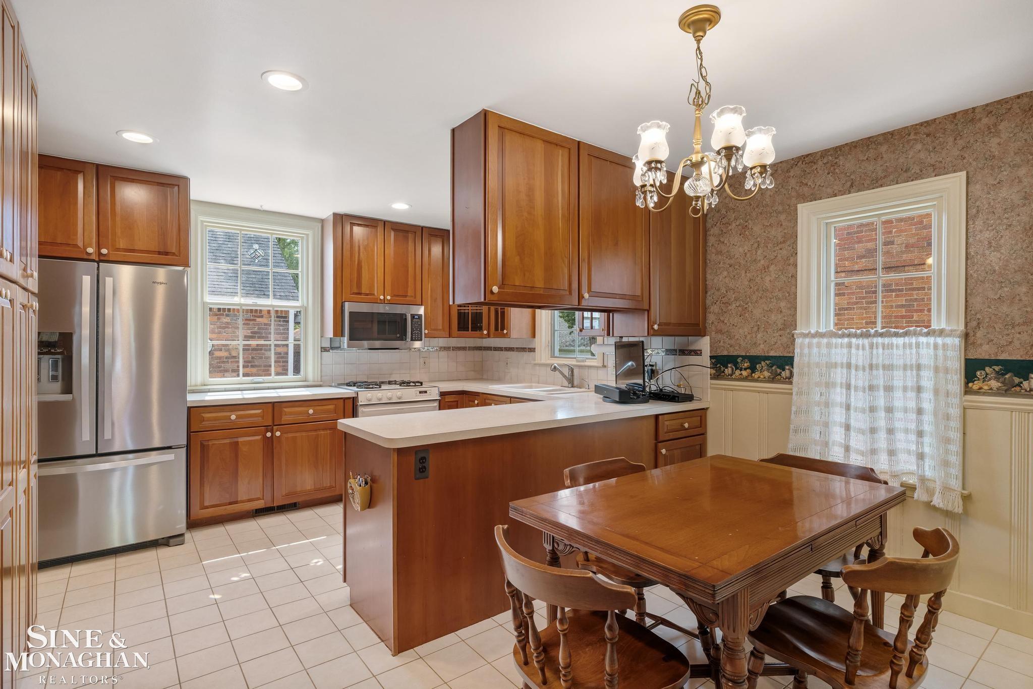 251 Merriweather Road Grosse Pointe, MI 48236 - Photo 8 of 34 50173185-5d54ad73-cbb0-4b7a-b7de-8d6b237a1f4a.JPG