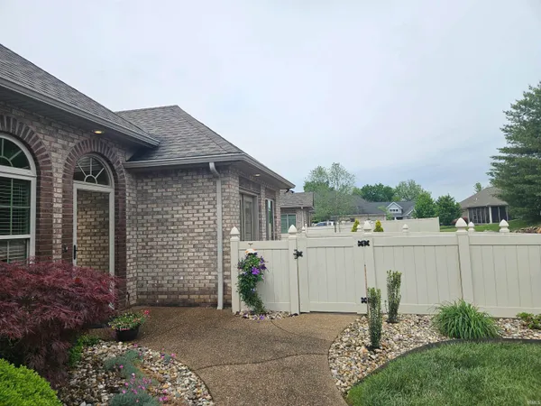 $376,500 | 8018 Wolf Creek Court, Evansville, IN 47712
