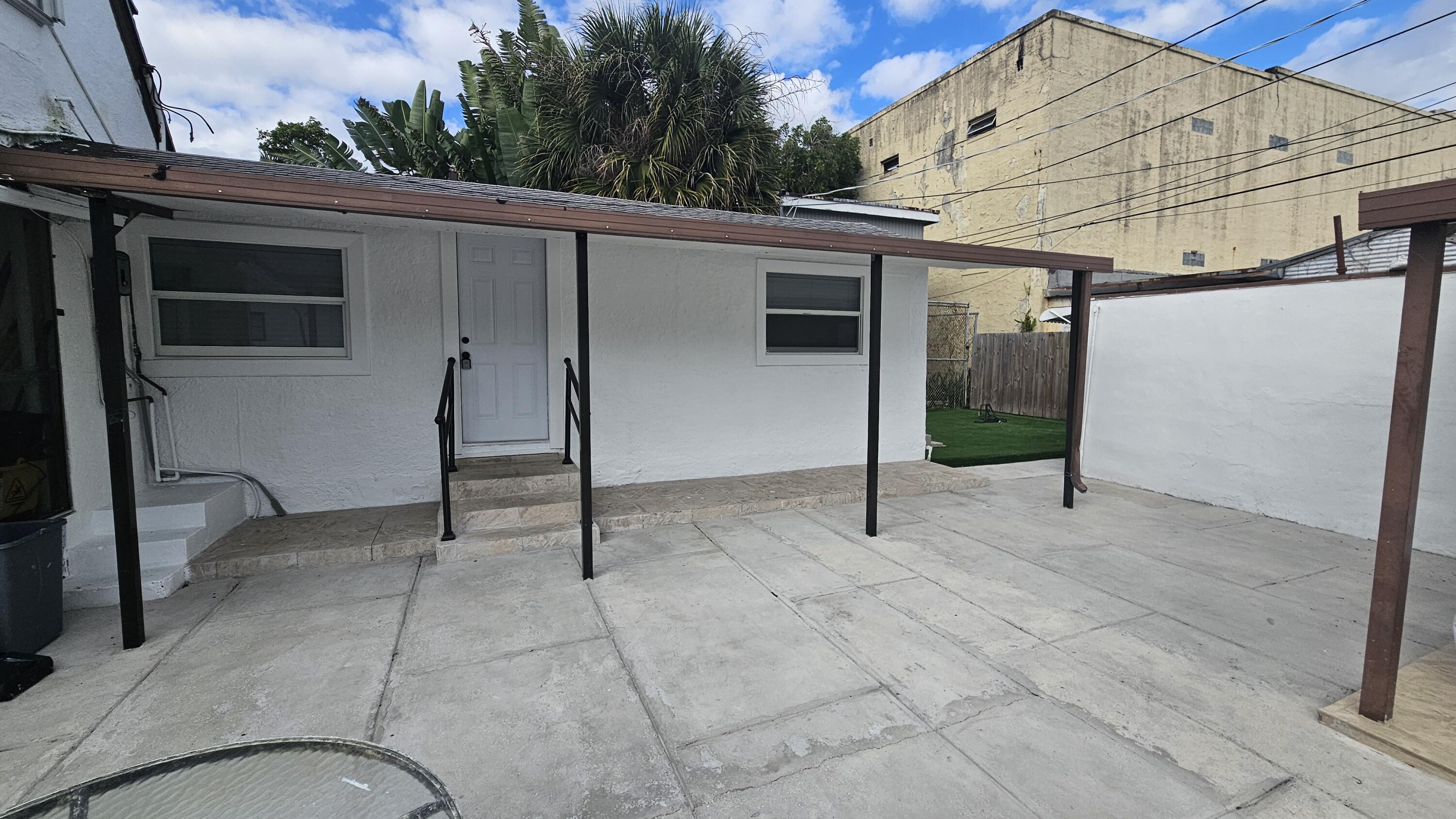 425 Ardmore Road, Unit 3 West Palm Beach, FL 33401 - Photo 2 of 18 front entrance