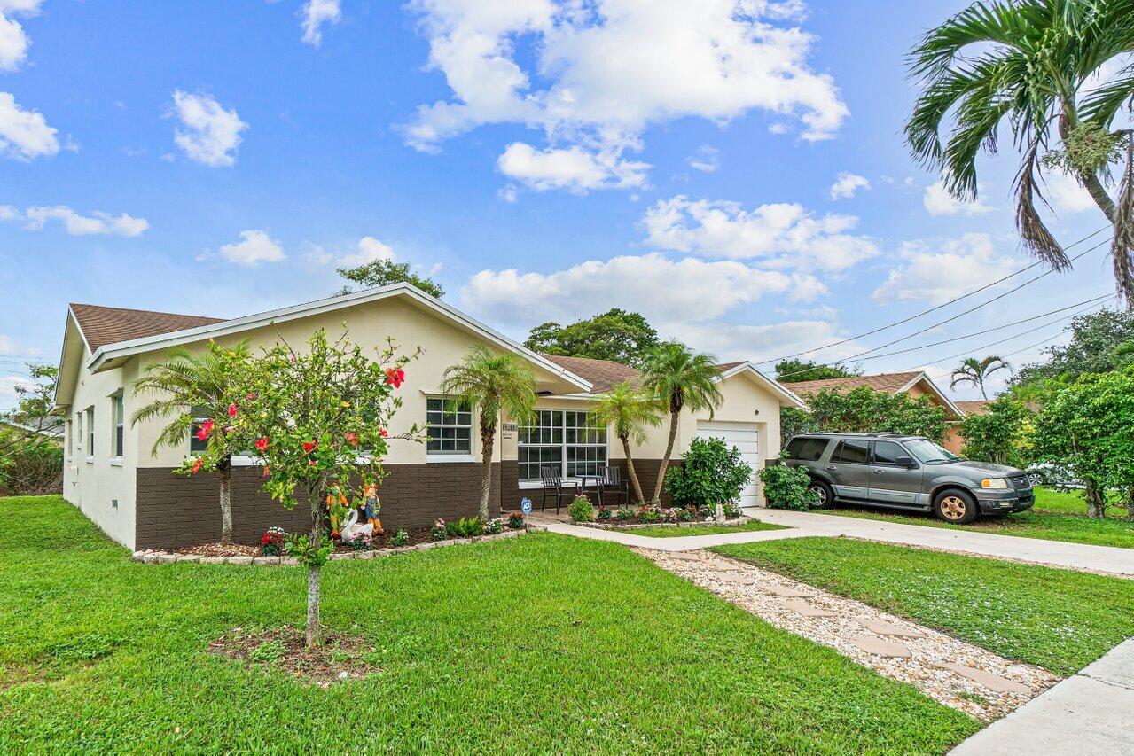 9300 Southwest 2nd Street Boca Raton, FL 33428 - Photo 3 of 25 003-9300Southwest2ndStreet-BocaRaton-FL-
