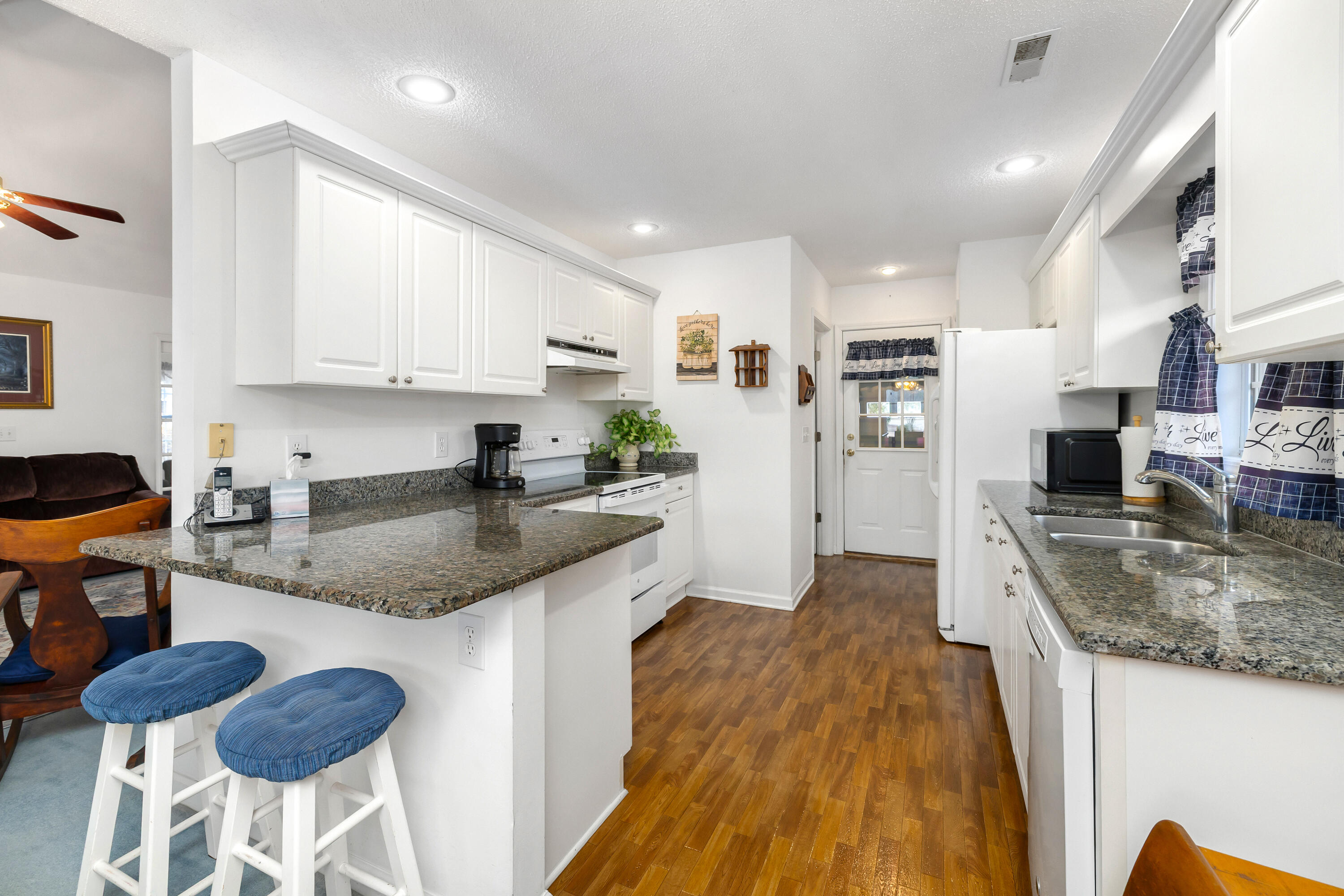 136 Ridge Lake Drive Manning, SC 29102 - Photo 22 of 65 GRANITE COUNTERTOPS