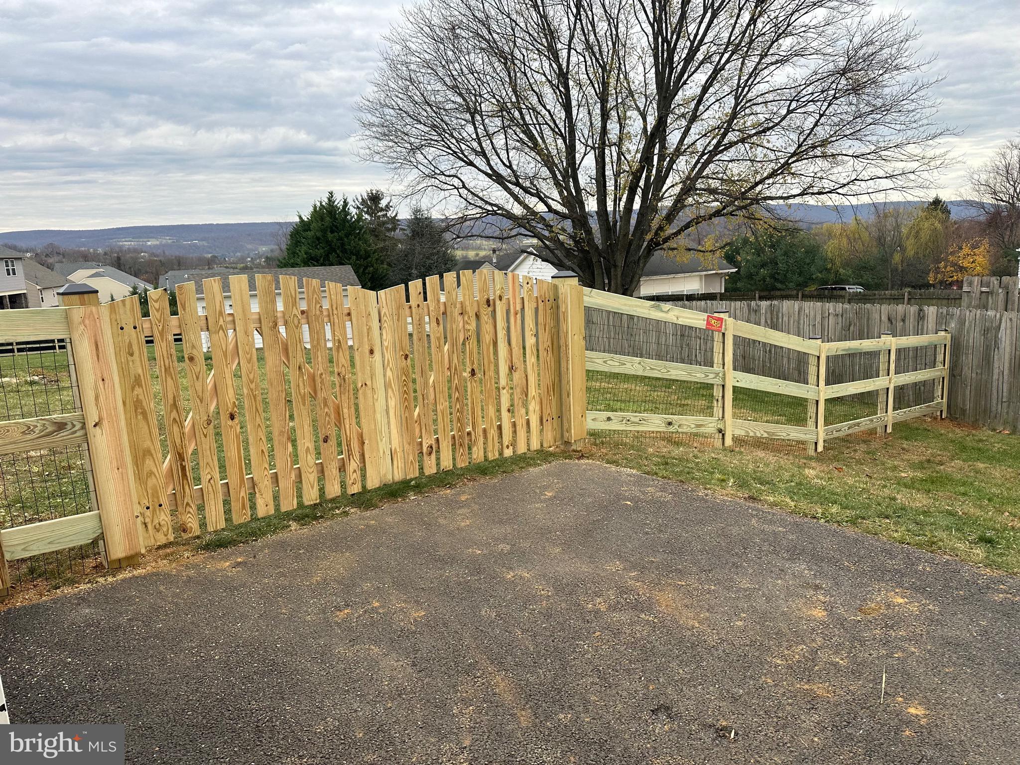 2642 Canada Hill Road Myersville, MD 21773 - Photo 28 of 33 a view of a backyard with wooden fence
