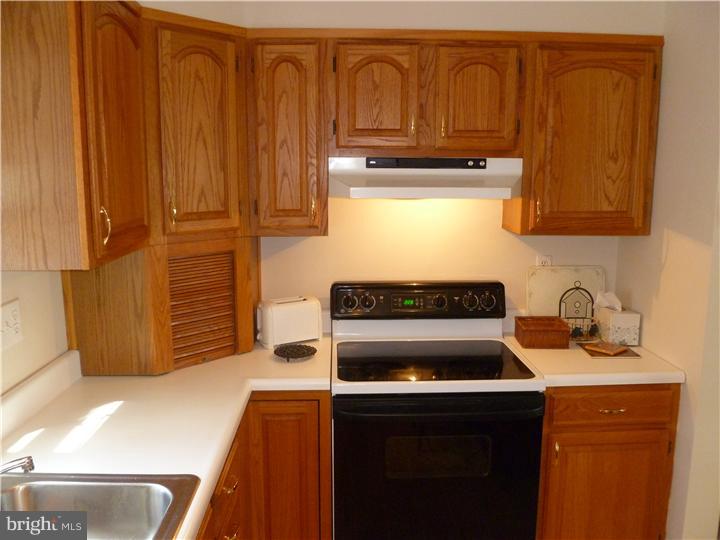 675 Dutton Circle Springfield, PA 19064 - Photo 13 of 24 Kitchen