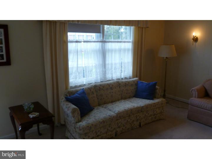 675 Dutton Circle Springfield, PA 19064 - Photo 7 of 24 Living Room