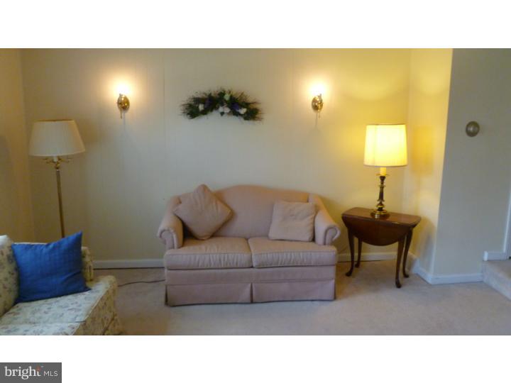 675 Dutton Circle Springfield, PA 19064 - Photo 8 of 24 Living Room
