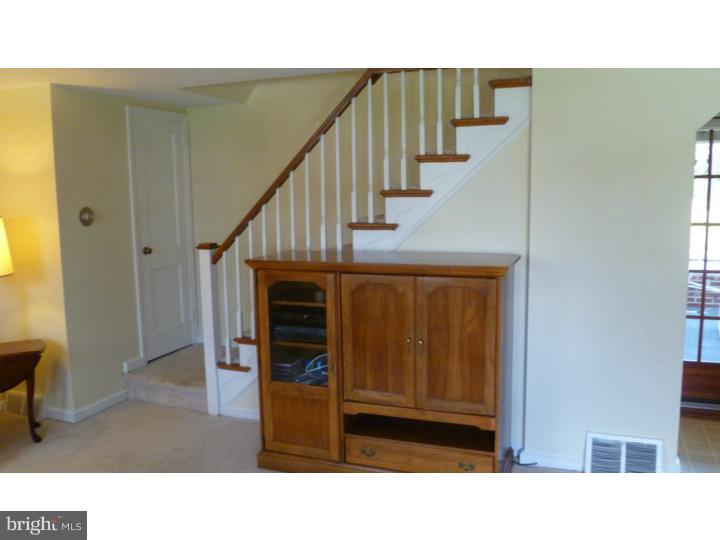 675 Dutton Circle Springfield, PA 19064 - Photo 9 of 24 Living Room