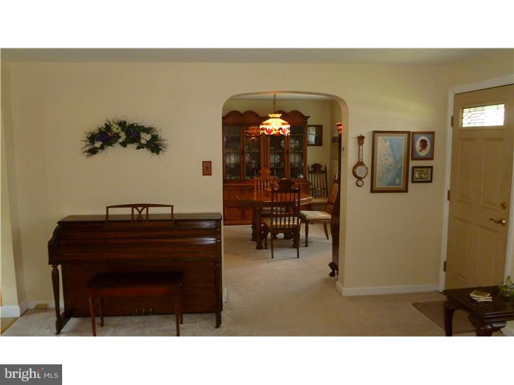 675 Dutton Circle Springfield, PA 19064 - Photo 10 of 24 Living Room