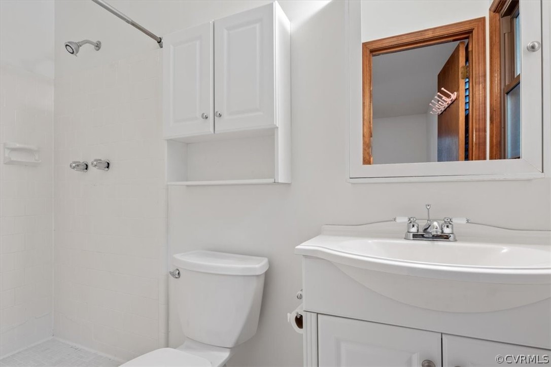 13919 Barnes Spring Road Midlothian, VA 23112 - Photo 18 of 25 a bathroom with a sink a toilet and shower