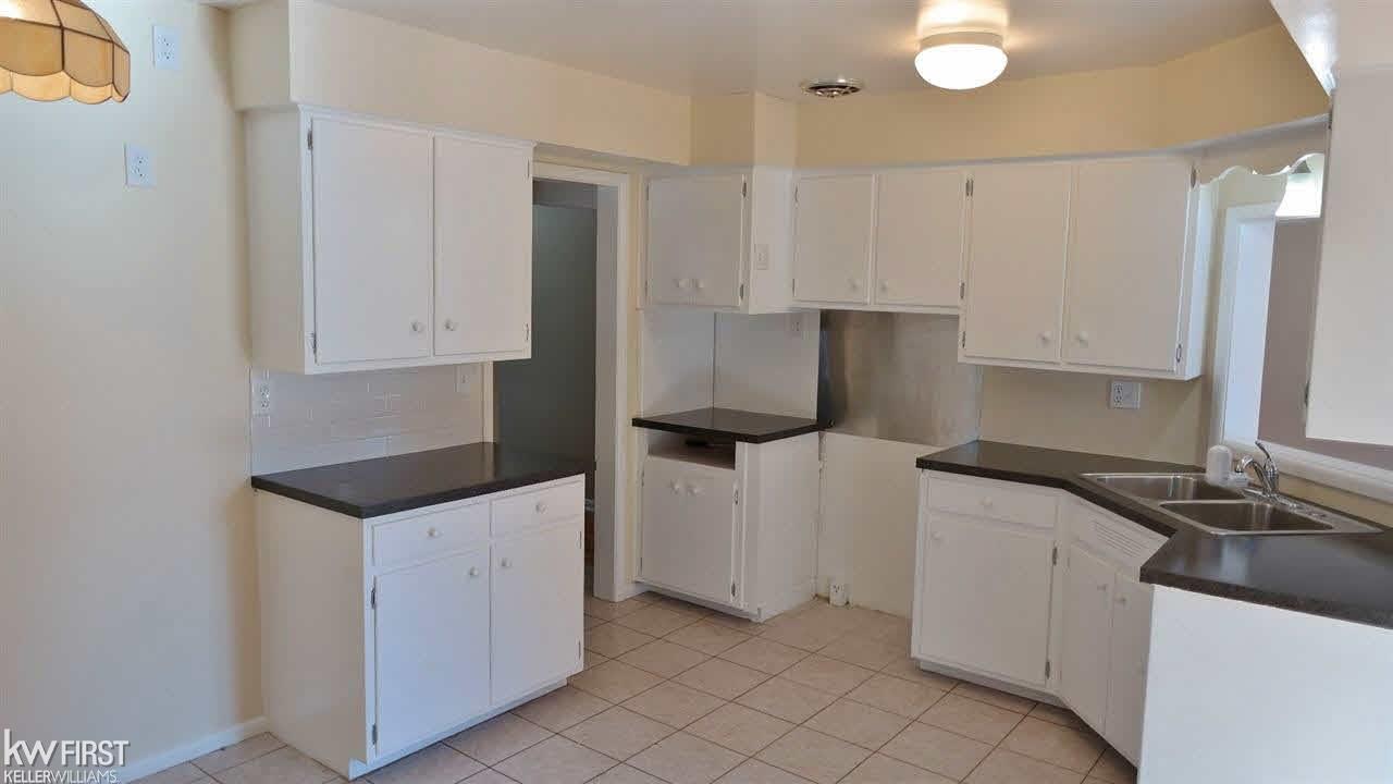 3617 Miller Road Flint, MI 48503 - Photo 8 of 26 21425305-7.JPG