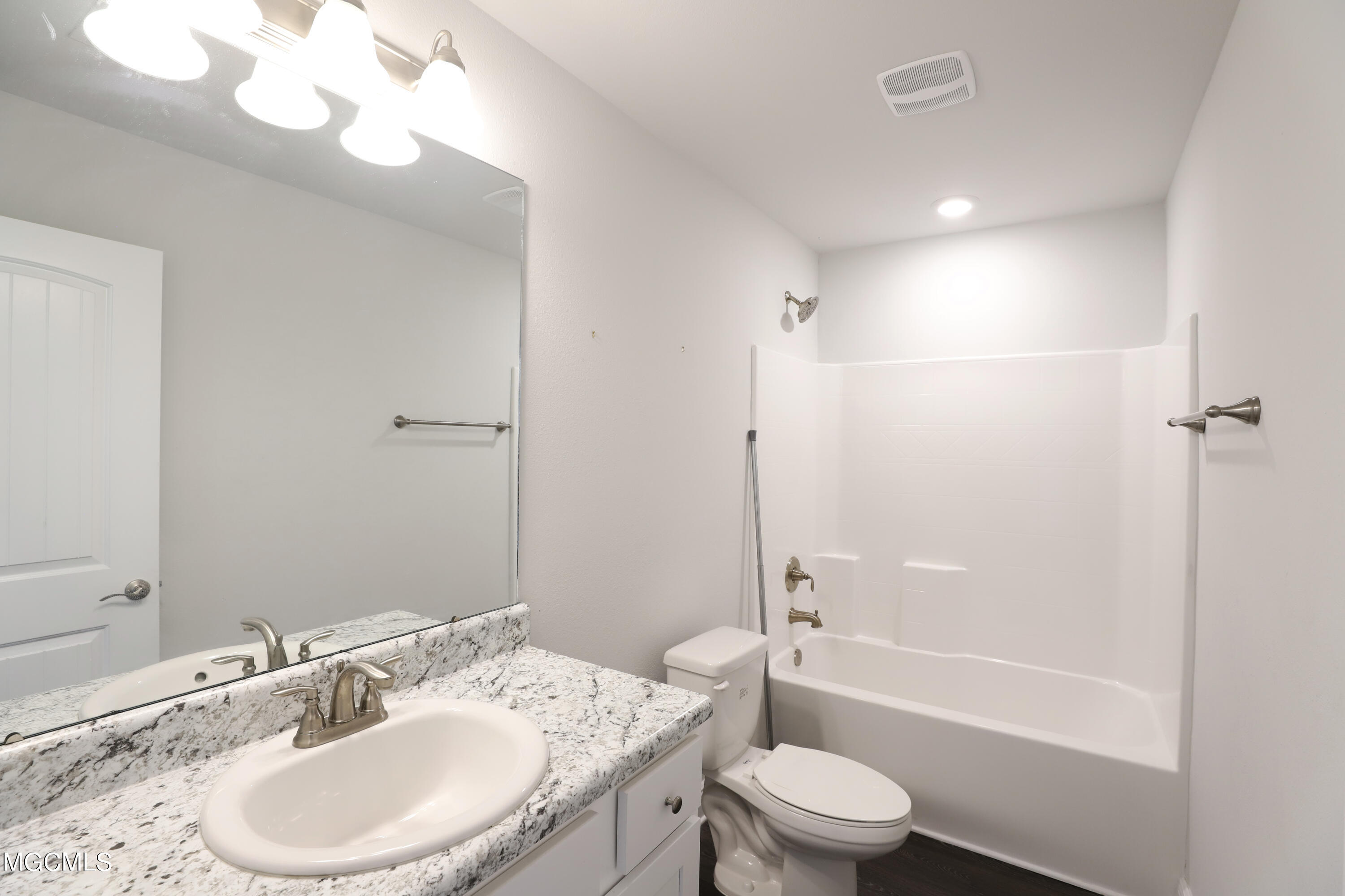 6254 Roxanne Way Biloxi, MS 39532 - Photo 19 of 25 Spare Bathroom