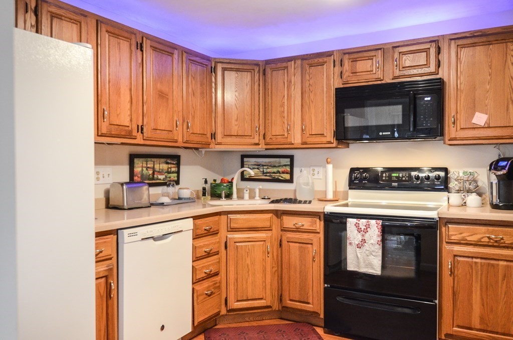 313 Ridgefield Circle, Unit B Clinton, MA 01510 - Photo 3 of 35 Gallery Image 3