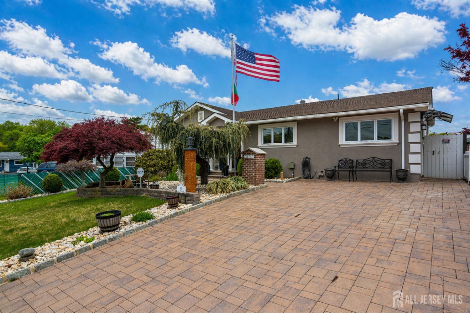 a view of a house with backyard and a garden