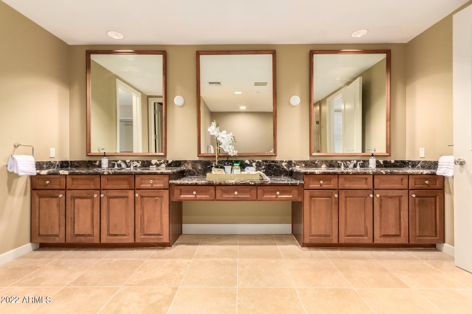 2211 East Camelback Road, Unit 1104 Phoenix, AZ 85016 - Photo 24 of 43 Primary Bathroom