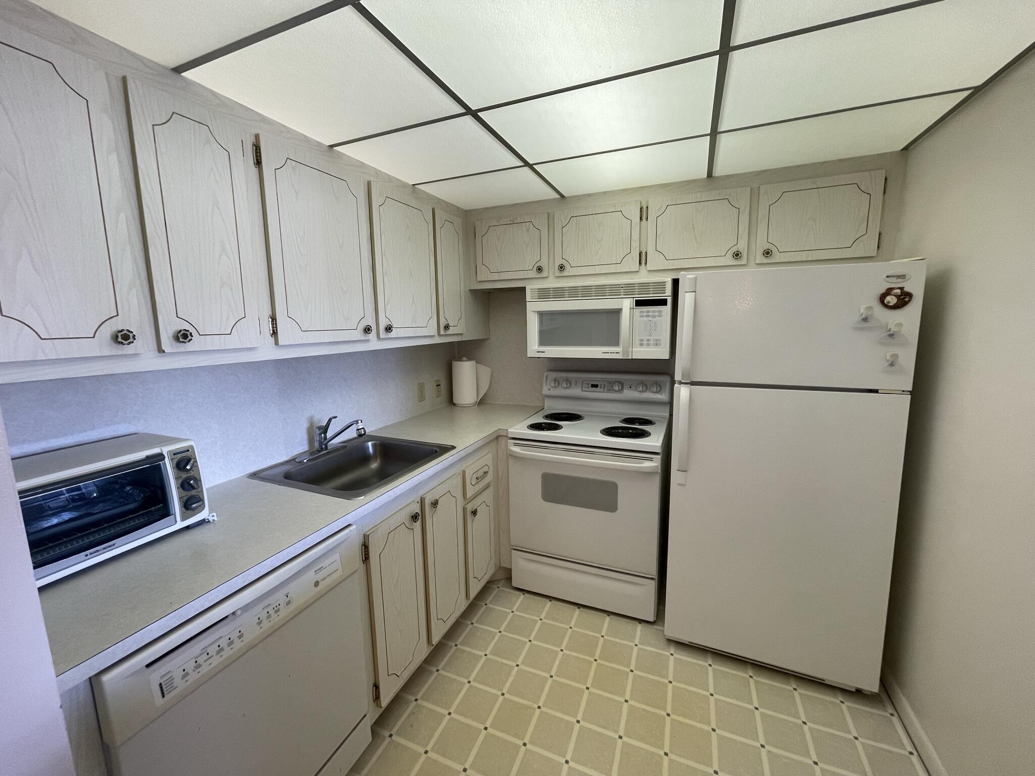 26 Suffolk A Boca Raton, FL 33434 - Photo 2 of 20 Kitchen