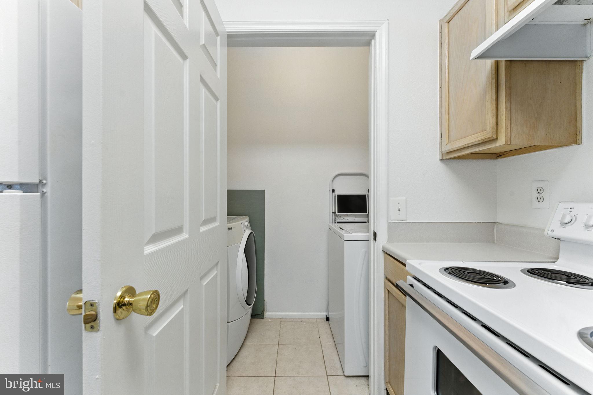 1591 Spring Gate Dr., Unit 3314 McLean, VA 22102 - Photo 13 of 56 a kitchen with a stove and a refrigerator