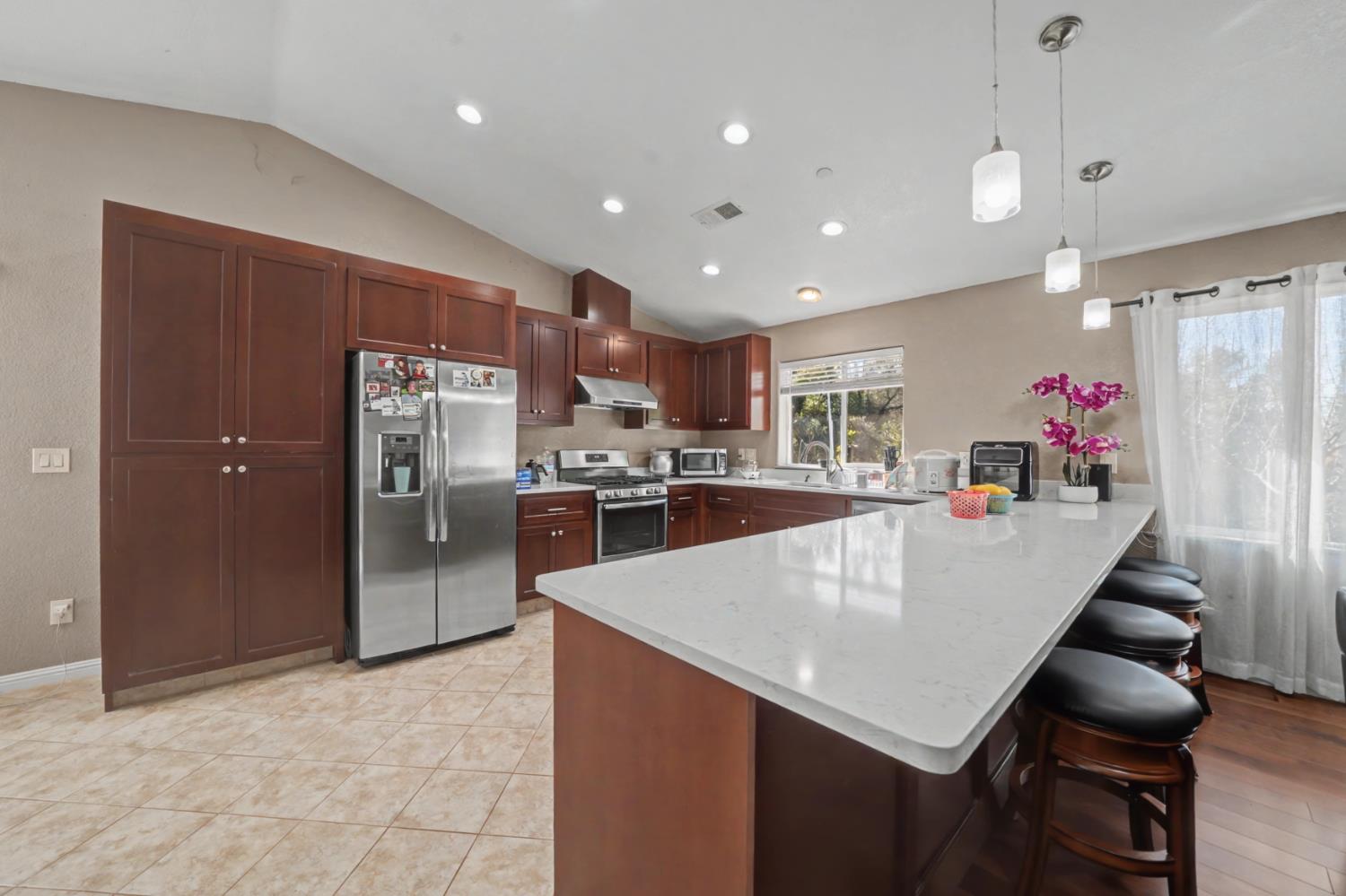 12900 New York Ranch Road Jackson, CA 95642 - Photo 6 of 31 a large kitchen with a table and chairs