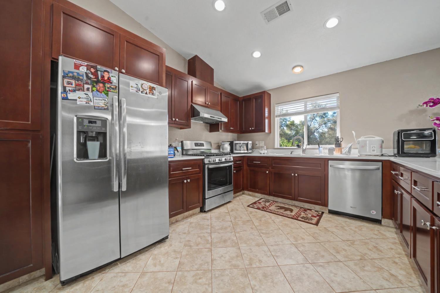 12900 New York Ranch Road Jackson, CA 95642 - Photo 7 of 31 a kitchen with stainless steel appliances and cabinets