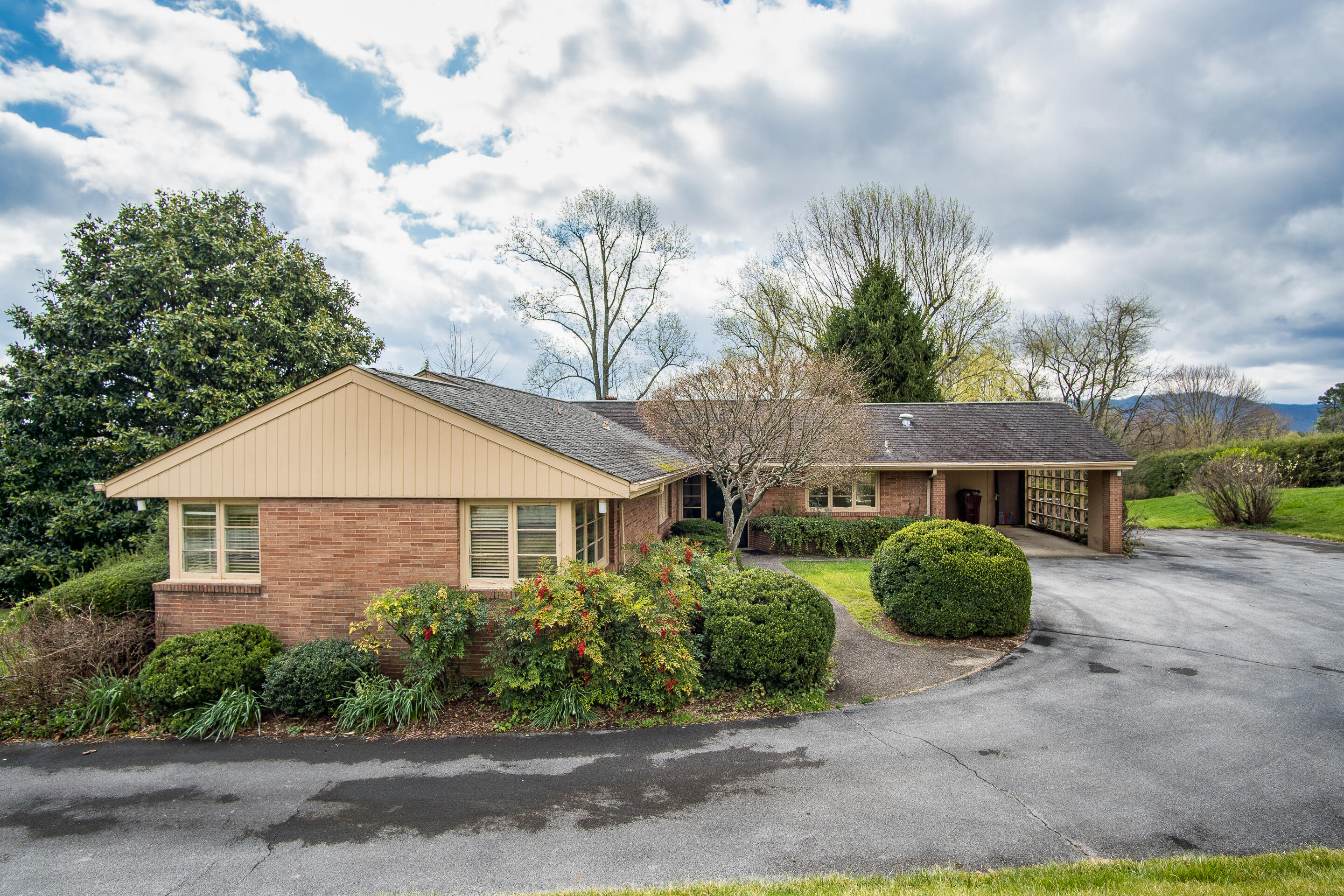 1213 Ridgeway Road Johnson City, TN 37601 - Photo 2 of 37 exterior-3
