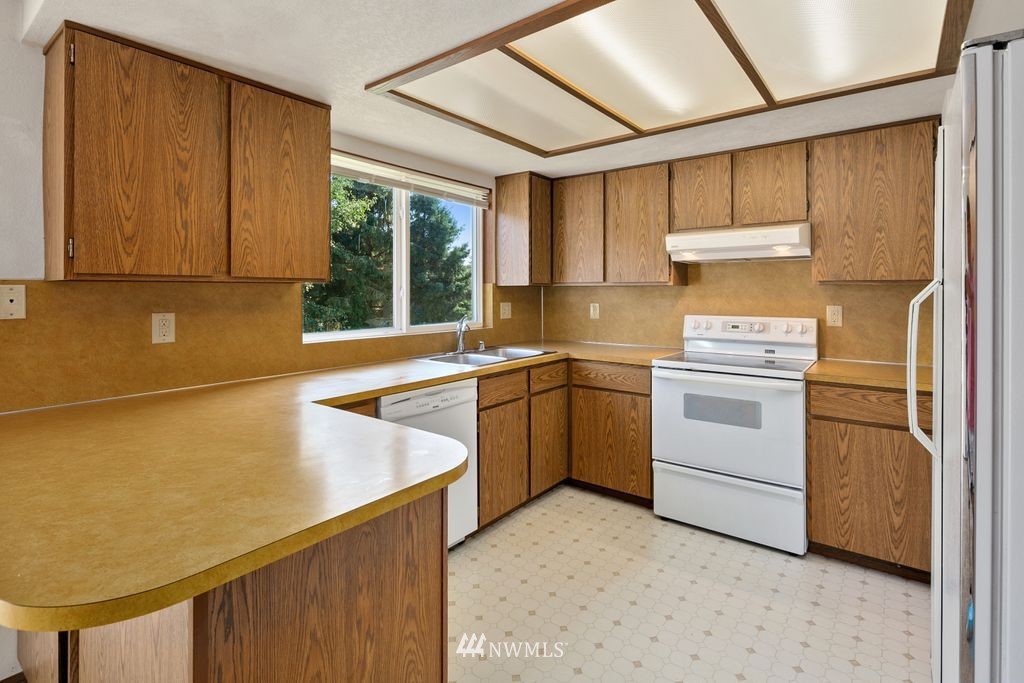 4822 152nd Street Southwest Edmonds, WA 98026 - Photo 12 of 39 Gallery Image 12