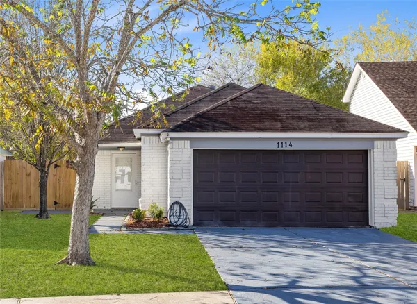 $2,000 | 1114 Lochmoor Lane, Pearland, TX 77581