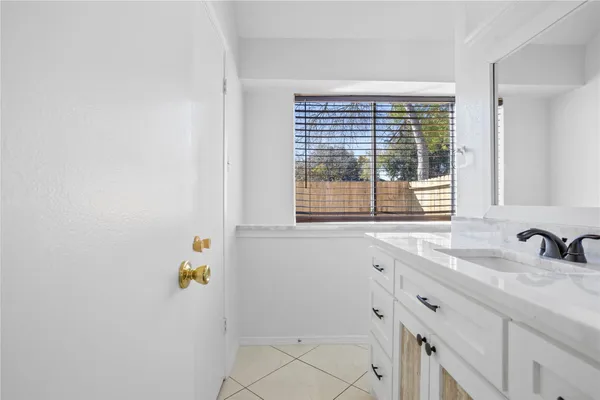 $2,000 | 1114 Lochmoor Lane, Pearland, TX 77581