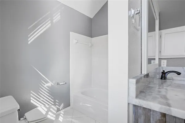 $2,000 | 1114 Lochmoor Lane, Pearland, TX 77581