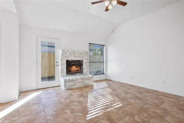 $2,000 | 1114 Lochmoor Lane, Pearland, TX 77581