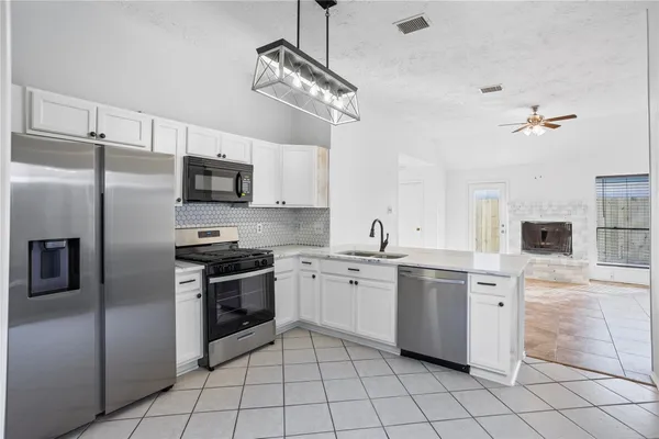 $2,000 | 1114 Lochmoor Lane, Pearland, TX 77581