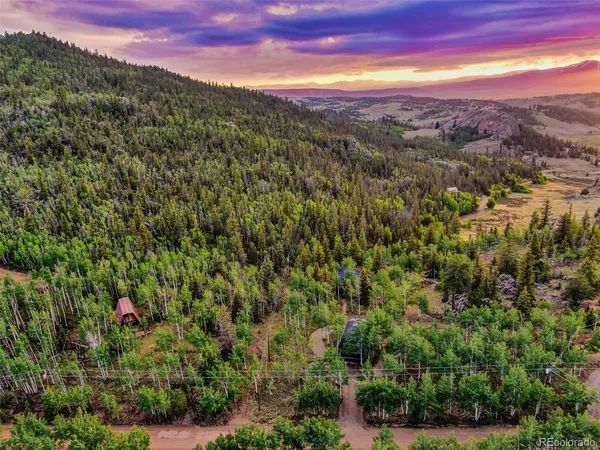 a black and white photo of a room