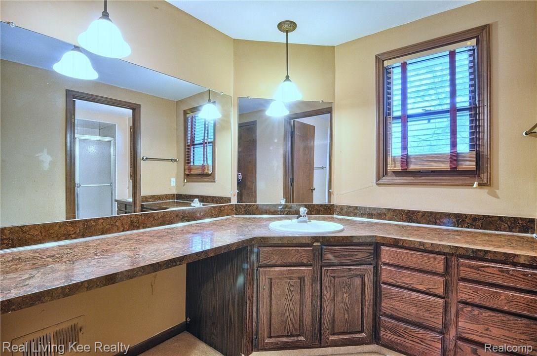 1935 Marcastle Court Rochester, MI 48309 - Photo 18 of 33 Look at the space in the vanity area of the Master Bedroom.