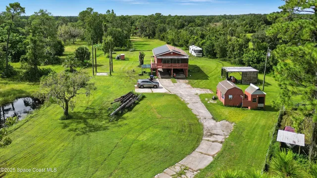 a view of a house with a big yard