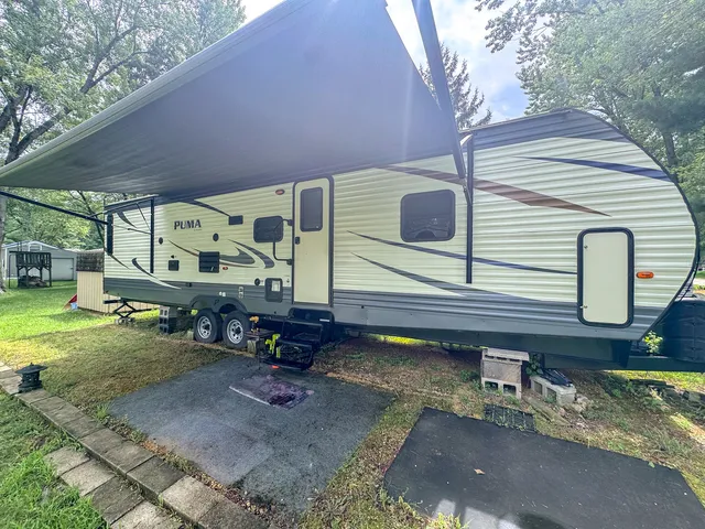 a view of a house with backyard