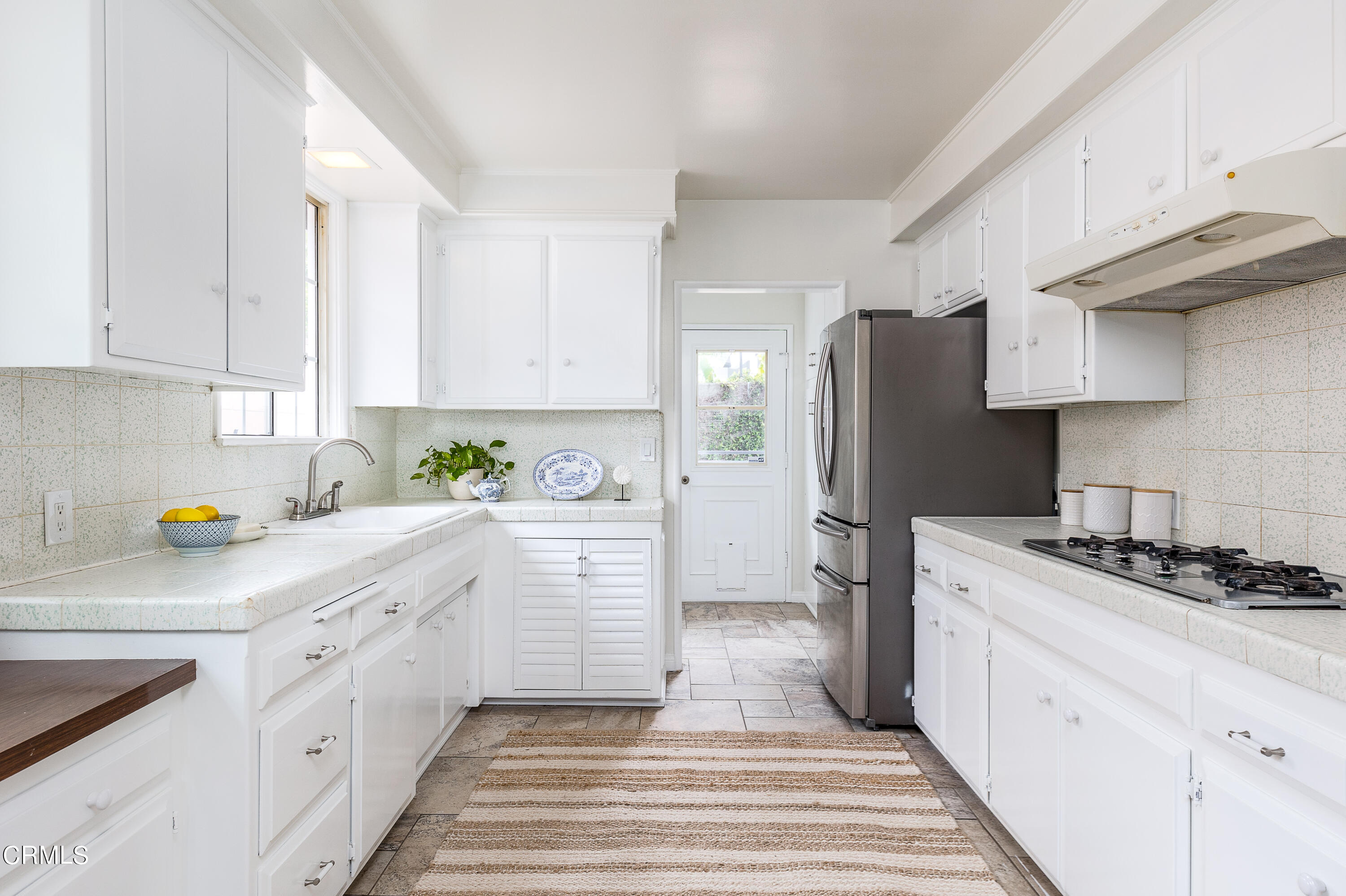 636 Birmingham Road Burbank, CA 91504 - Photo 14 of 25 a kitchen with stainless steel appliances a stove a sink and refrigerator