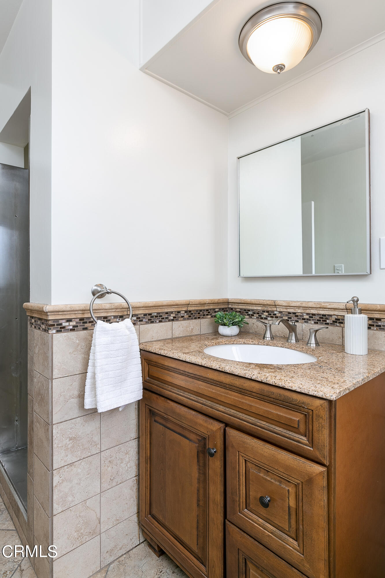 636 Birmingham Road Burbank, CA 91504 - Photo 19 of 25 a bathroom with a sink and a mirror