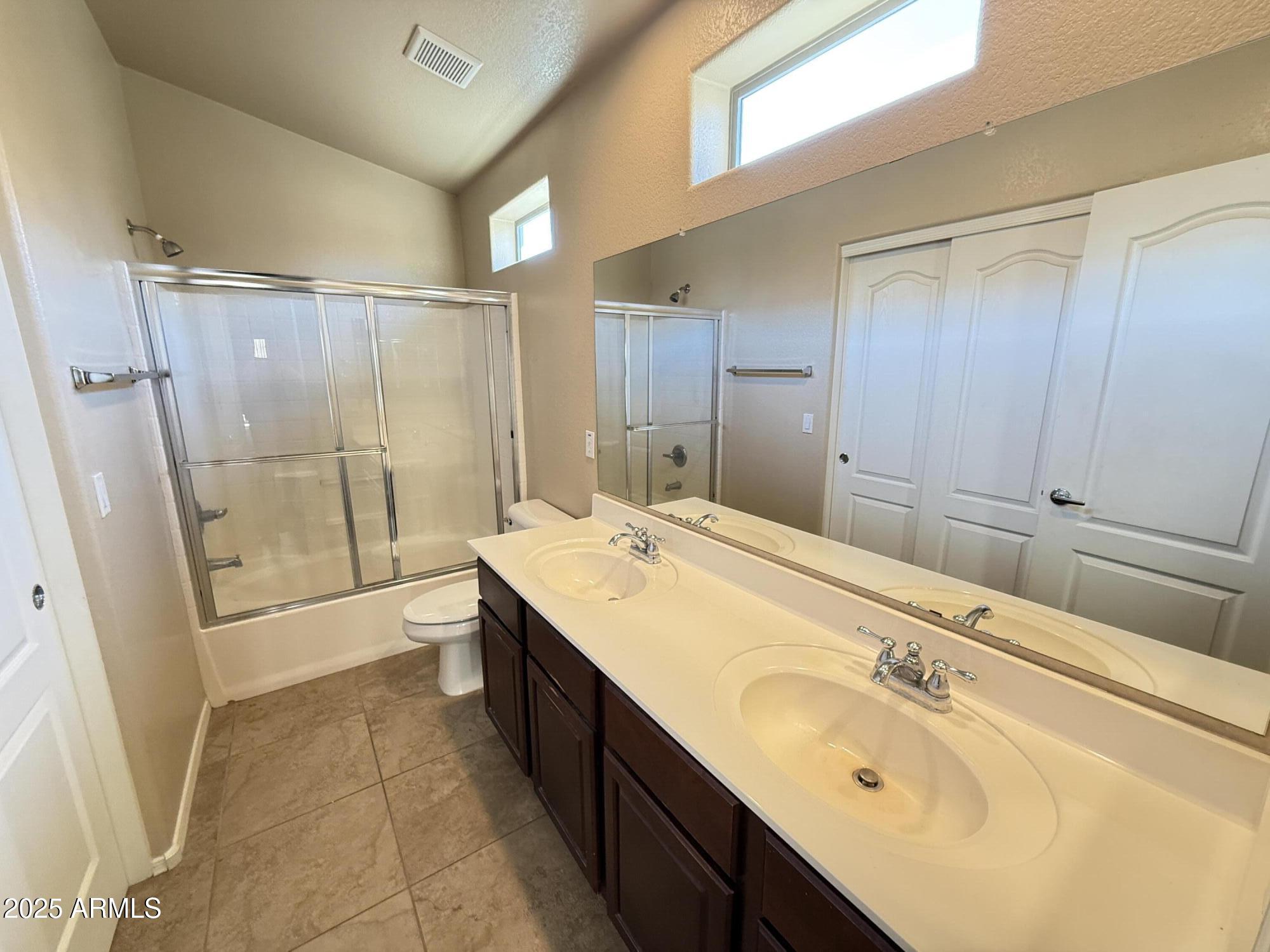 17150 North 23rd Street, Unit 243 Phoenix, AZ 85022 - Photo 21 of 36 a bathroom with a tub sink and mirror