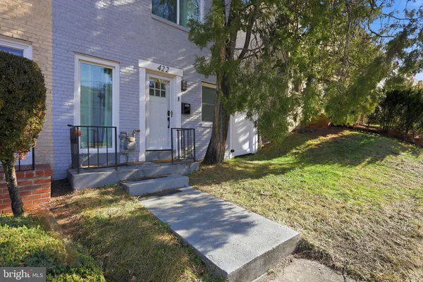 a view of a yard in front of house