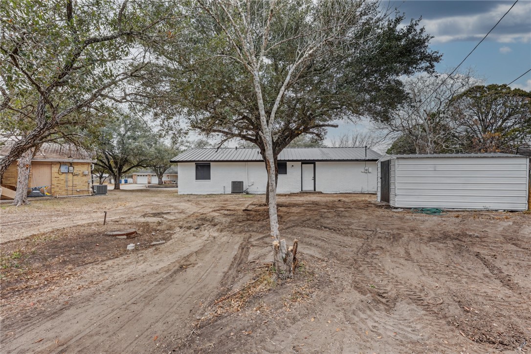 302 Palm Tree Drive Mathis, TX 78368 - Photo 26 of 28 a backyard of a house