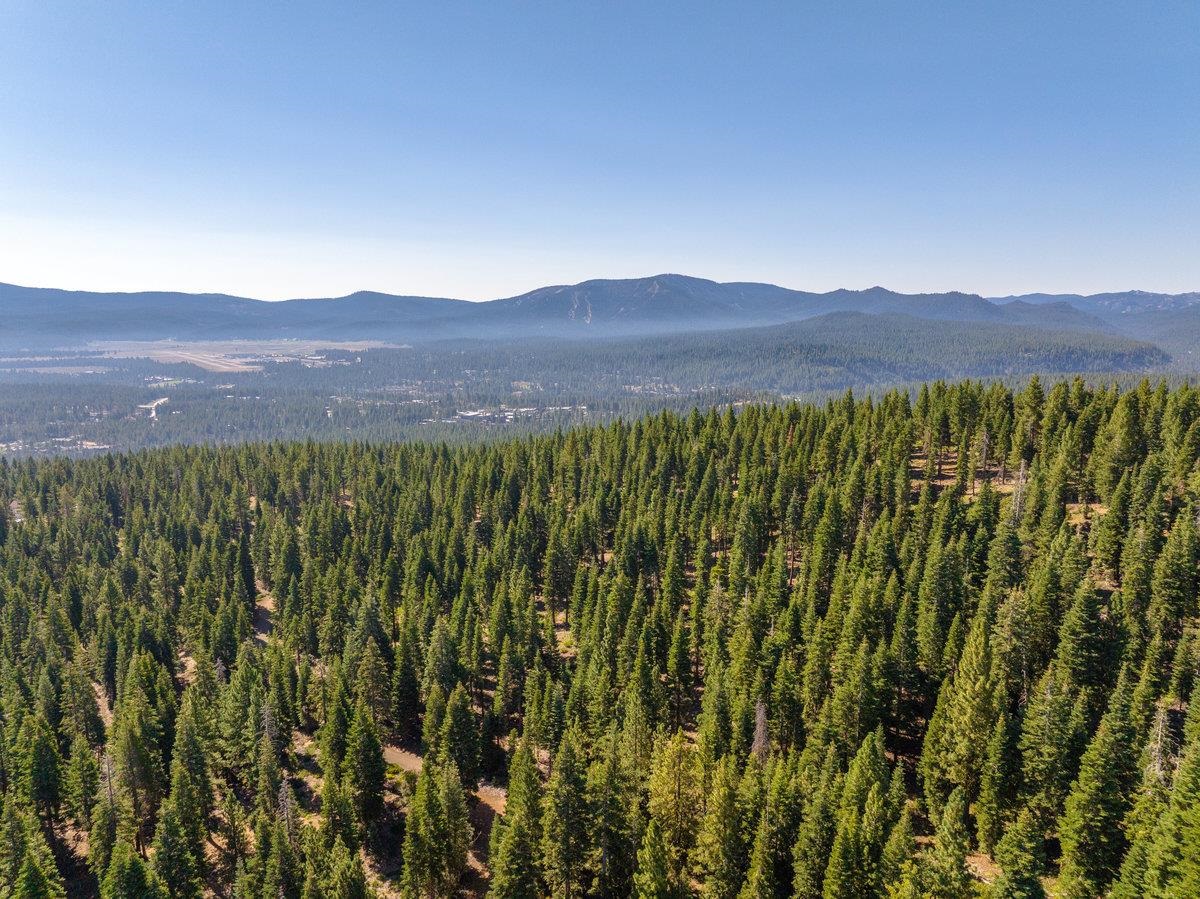 11494 Alder Hill Road Truckee, CA 96161 - Photo 21 of 27 a view of an outdoor space with mountain view