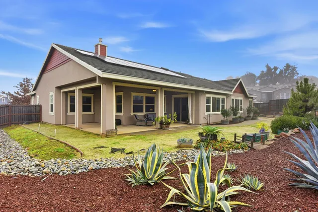 a view of a house with backyard