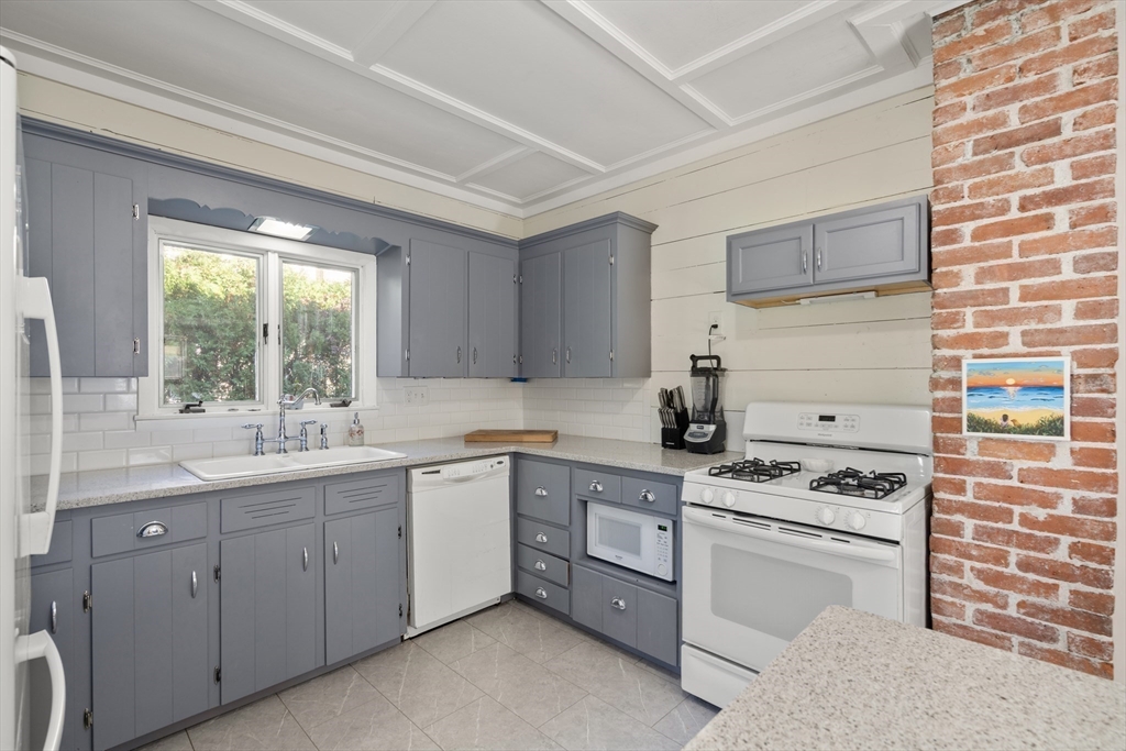 152 Central Street Mansfield, MA 02048 - Photo 5 of 29