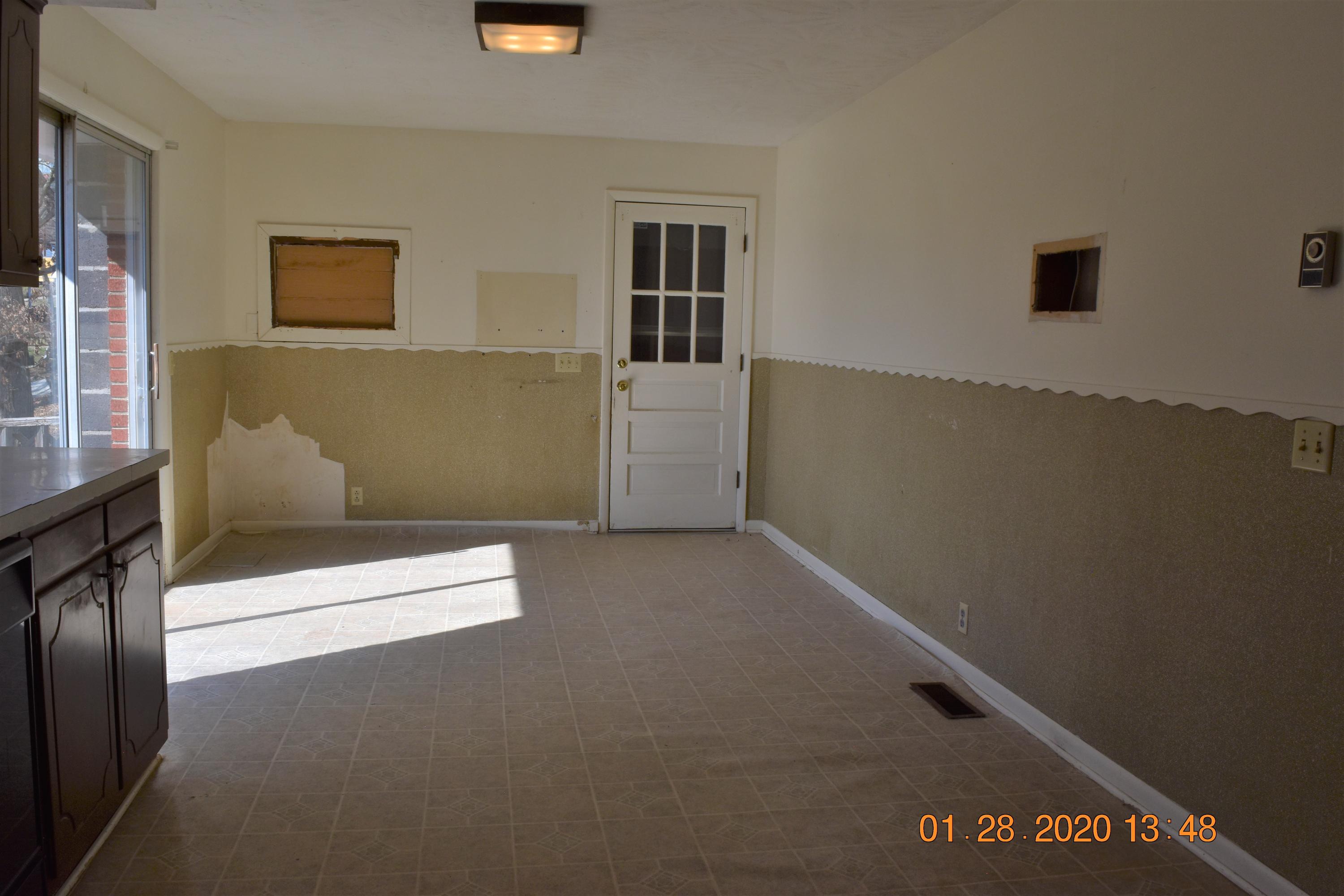 1348 Ridgecrest Avenue Kingsport, TN 37660 - Photo 8 of 37 8 (2)