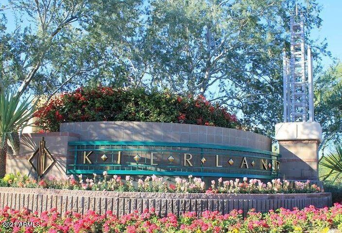 15240 North Clubgate Drive, Unit 150 Scottsdale, AZ 85254 - Photo 40 of 42 a street sign on the side of the road