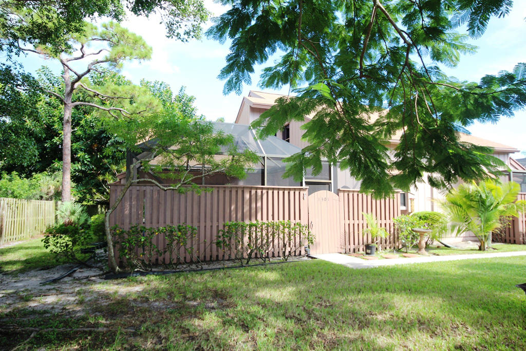 1301 Summerwinds Lane Jupiter, FL 33458 - Photo 4 of 19 front4