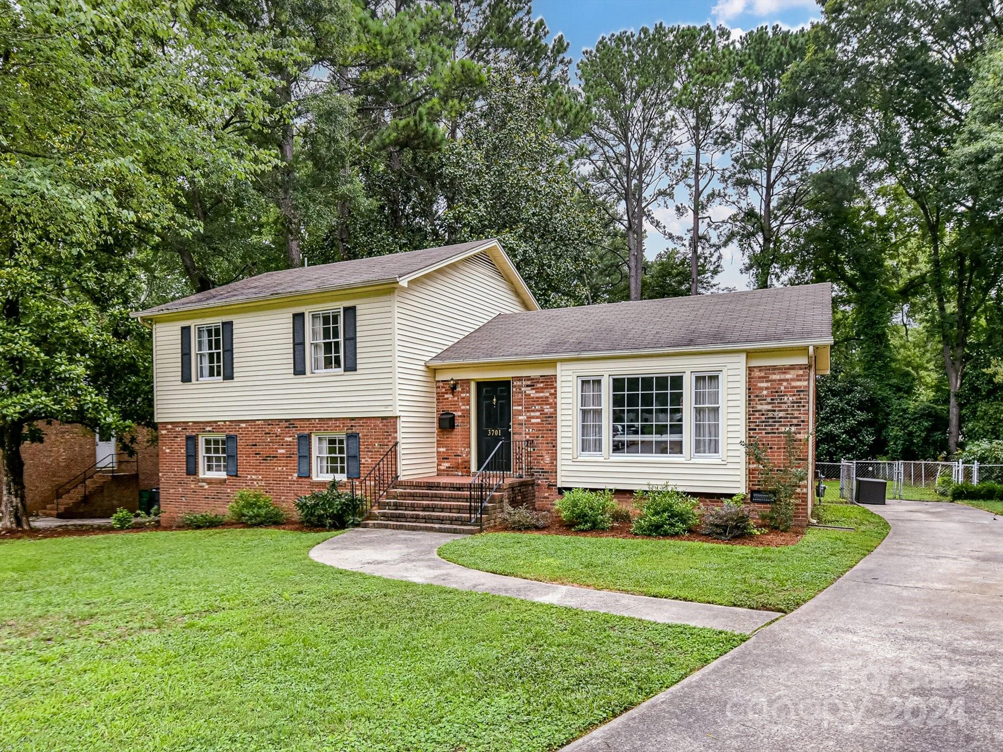3701 Sulkirk Road Charlotte, NC 28210 - Photo 3 of 35 Gallery Image 3