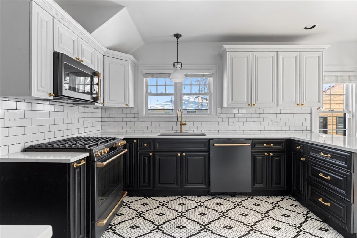 330 East St Charles Road Elmhurst, IL 60126 - Photo 14 of 38