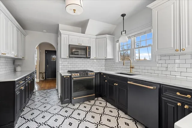 $649,900 | 330 East St Charles Road, Elmhurst, IL 60126