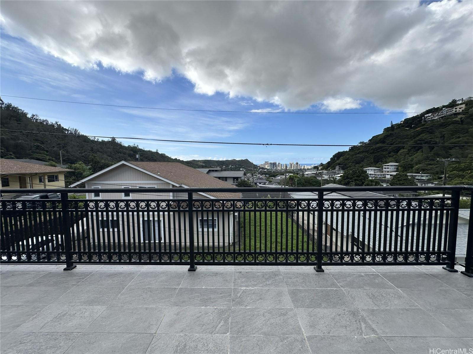2763 Booth Road Honolulu, HI 96813 - Photo 7 of 25 a view of a garden with wooden fence
