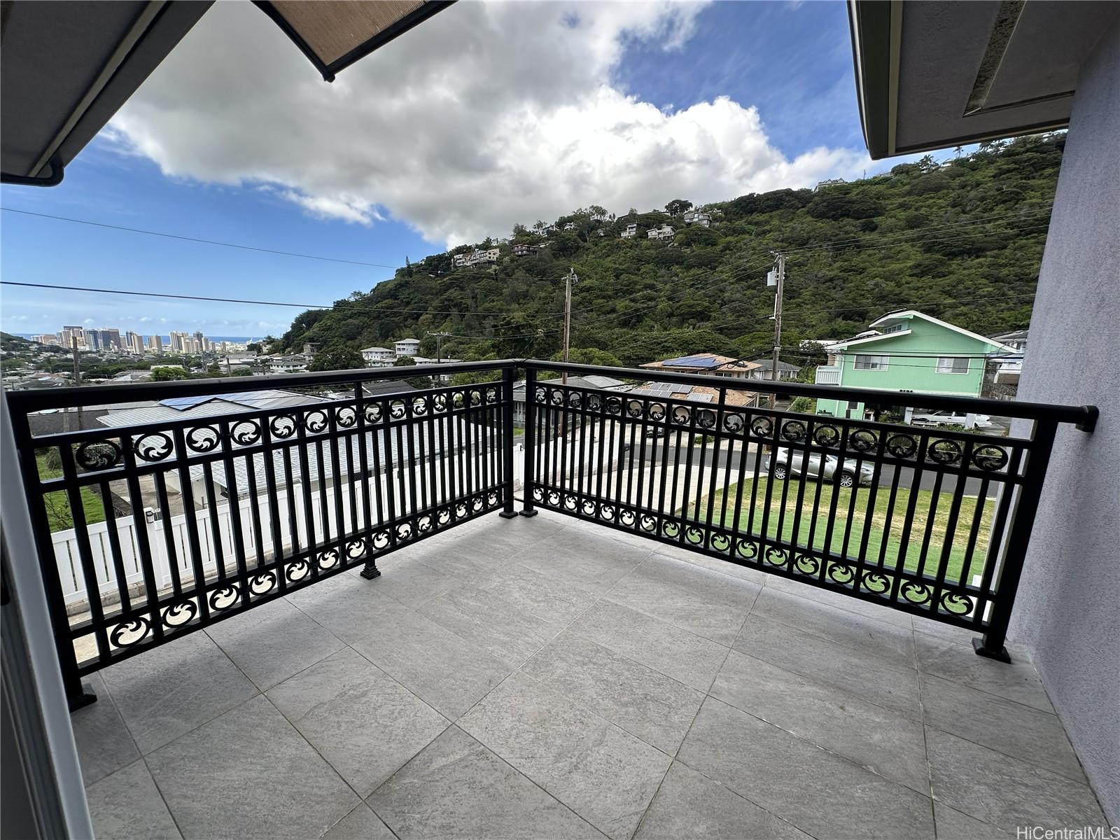 2763 Booth Road Honolulu, HI 96813 - Photo 8 of 25 a view of a balcony